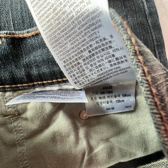 LEVI STRAUSS & CO. Men's 42x32 Style 559 Relaxed Straight Fit Jeans - Picture 8 of 16